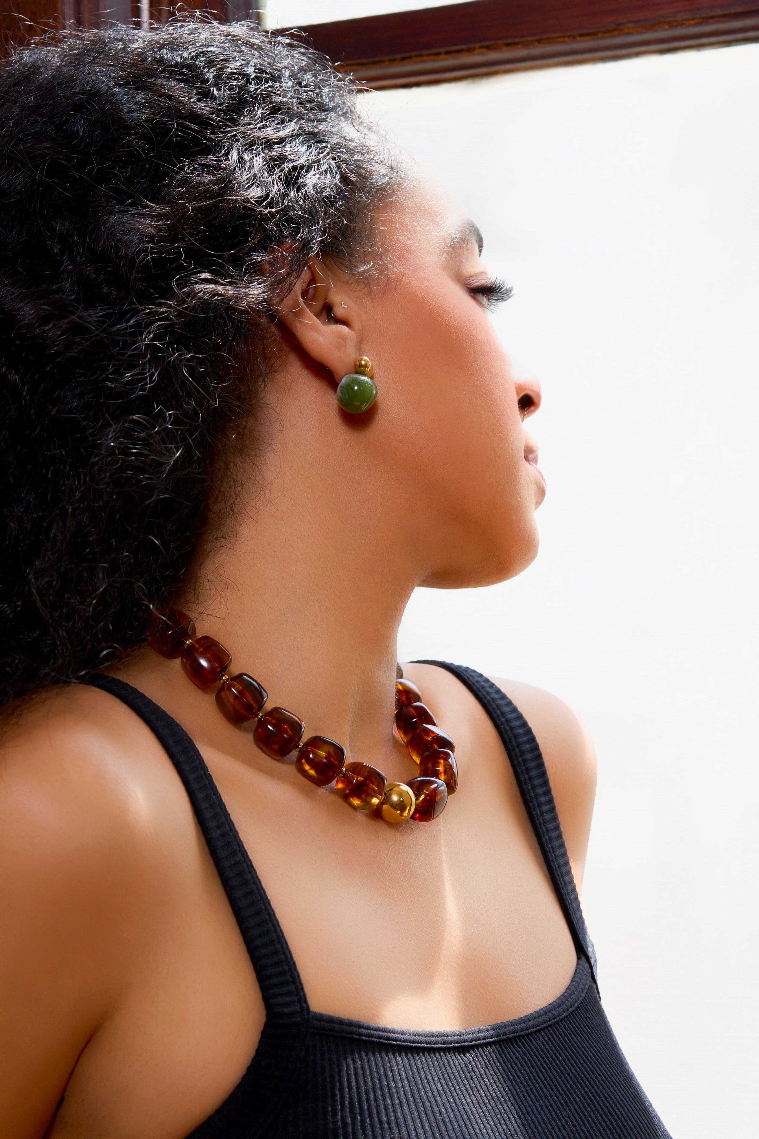 Fiona_Necklace_Amber_on_Vanessa_V04